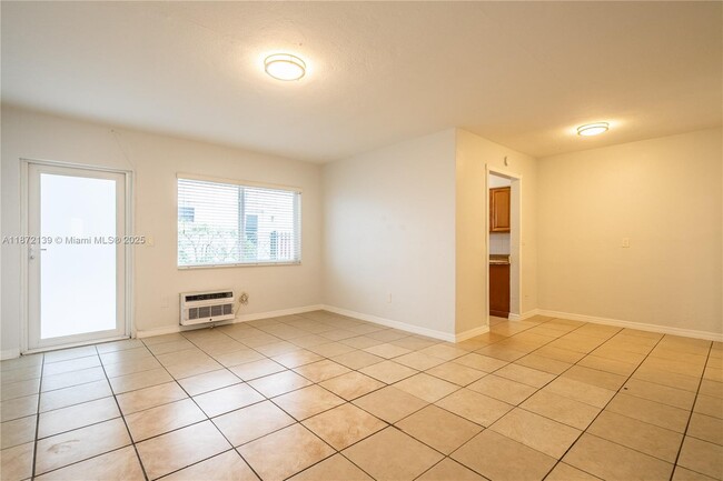 Foto del edificio - 7311 Byron Ave