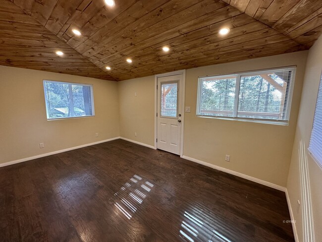 Foto del edificio - Updated 2 bedroom Home on Sugar Pine