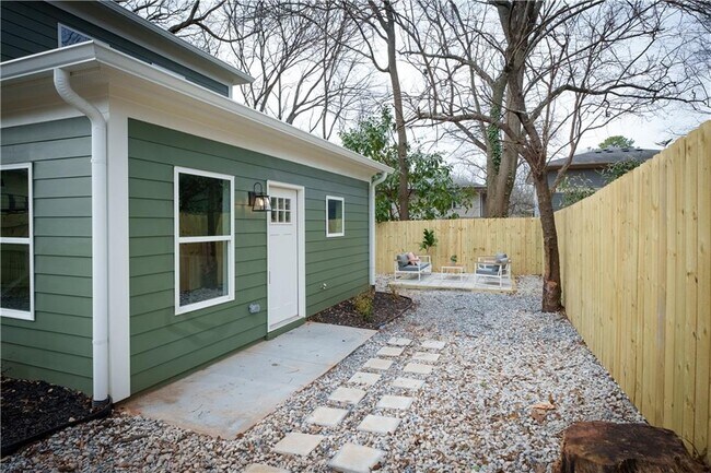 Building Photo - 465 Hemlock Cir SE