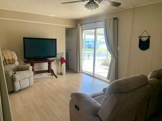 Foto del edificio - 2932 Saralake Dr S