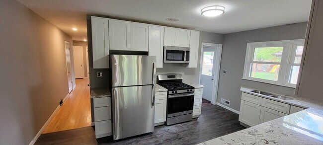 Foto del edificio - Completely remodeled 3 bedroom duplex in c...