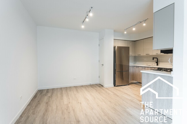 Building Photo - 7621 N Sheridan Rd