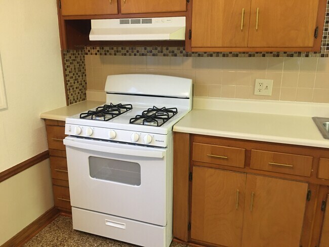 Características de la cocina: Nueva estufa de gas - 4251 Brockley Ave