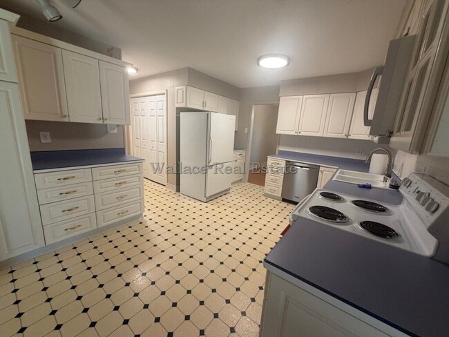 Photo - ALL ONE LEVEL IN WEST KNOXVILLE!  OVER 2,400 SQUARE FEET!!! House