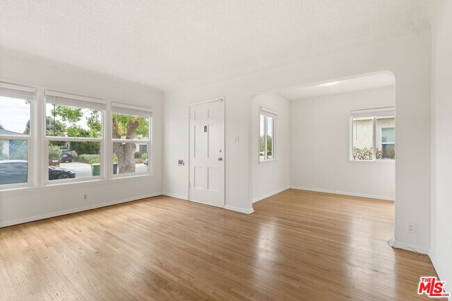 Foto del edificio - 7869 Croydon Ave