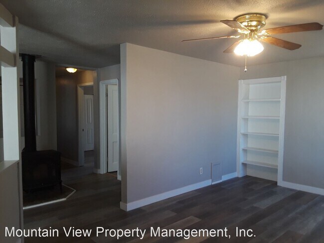 Building Photo - 3 br, 1 bath House - 840 SW Helmholtz Way