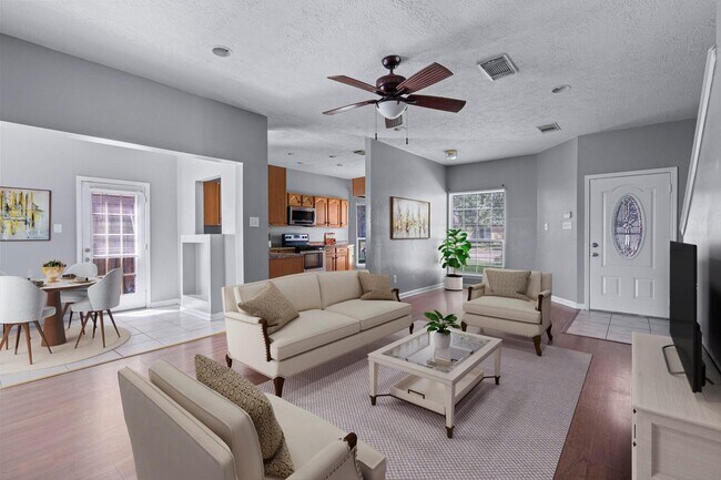 Escenificado virtualmente - 12326 Kings Chase Dr