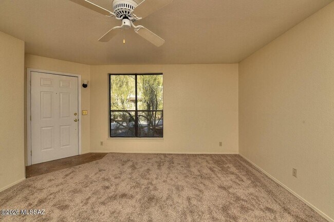 Foto del edificio - 6655 N Canyon Crest Dr