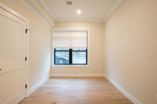 Building Photo - 157 Everett St