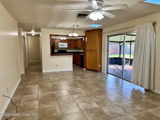 Foto del edificio - 680 Birchwood Ln