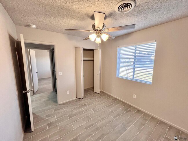 Foto del edificio - 4378 W 15th St
