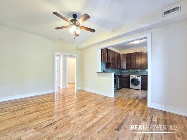 Building Photo - 2 bedroom in CHICAGO IL 60657