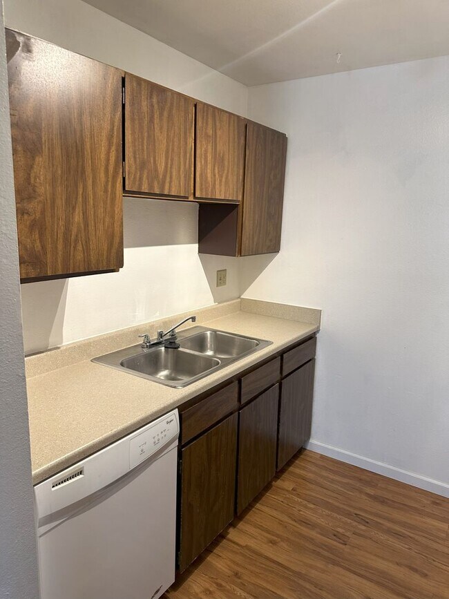 Foto del edificio - Rest Of August Free! 2 Bed 1 Bath Second F...