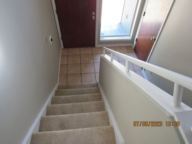 Building Photo - PRICE REDUCED! COMFORTABLE, SINGLE FAMILY HOME!