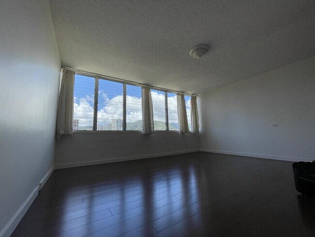 Foto del edificio - To register for the showing time below, no...
