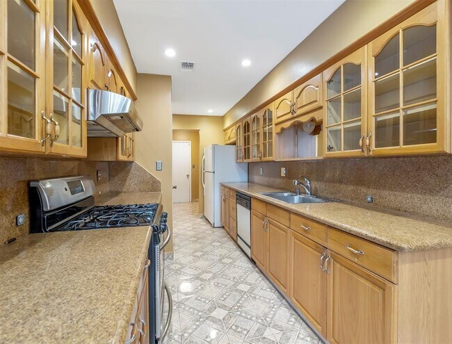 Foto del edificio - 2029 Highland Hills Dr