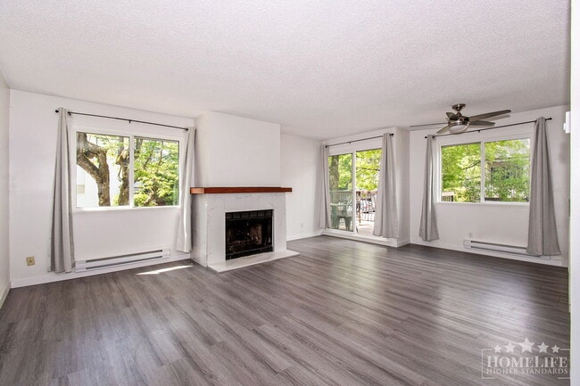 Building Photo - Spacious 3-Bedroom Townhouse at Suncreek E...