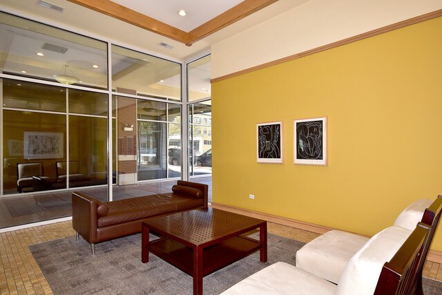 Foto del edificio - 7243 Madison St