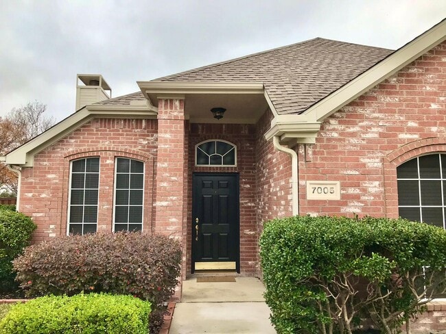 Front porch and entry - 7005 Fallkirk Dr (Plano, TX) House