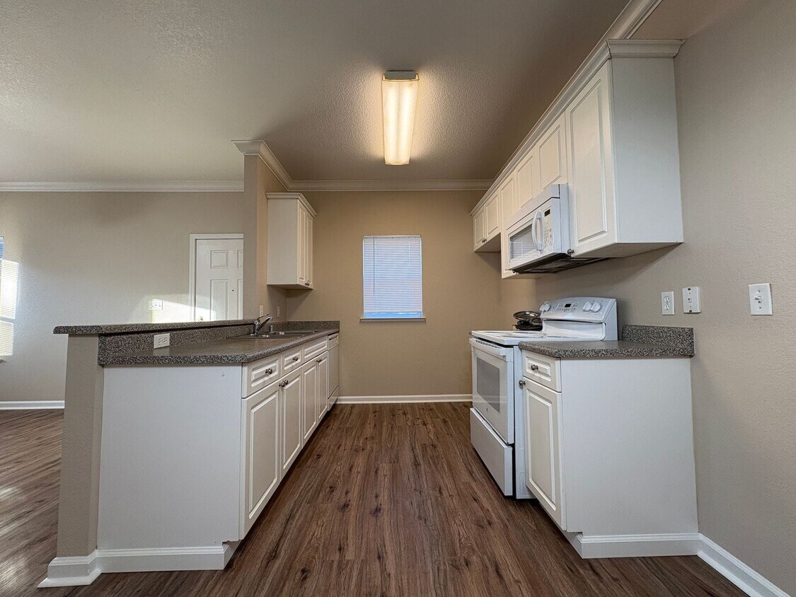 Foto principal - One Bed Condo in Gated Davis Oaks Community