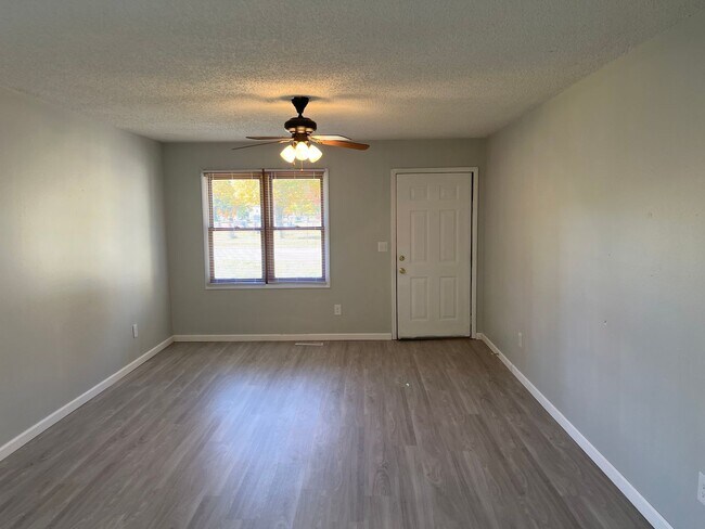 Foto del edificio - 3710/3714 N Farm Rd 165