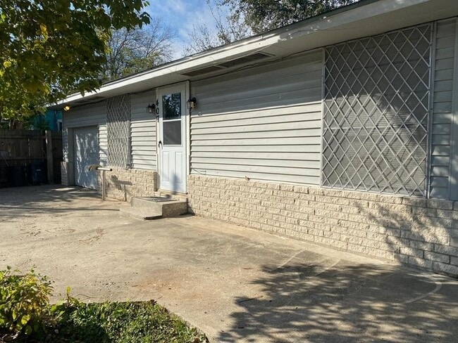 Building Photo - 407 E Homan Ave