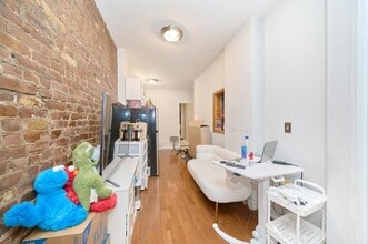 Building Photo - 335 W 43rd St