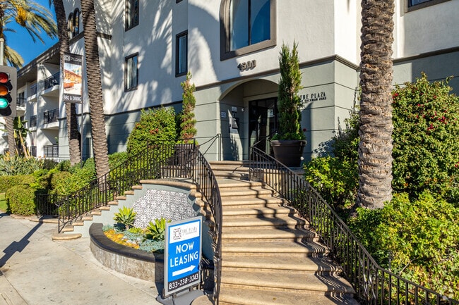 Entrada - Plaza at Sherman Oaks