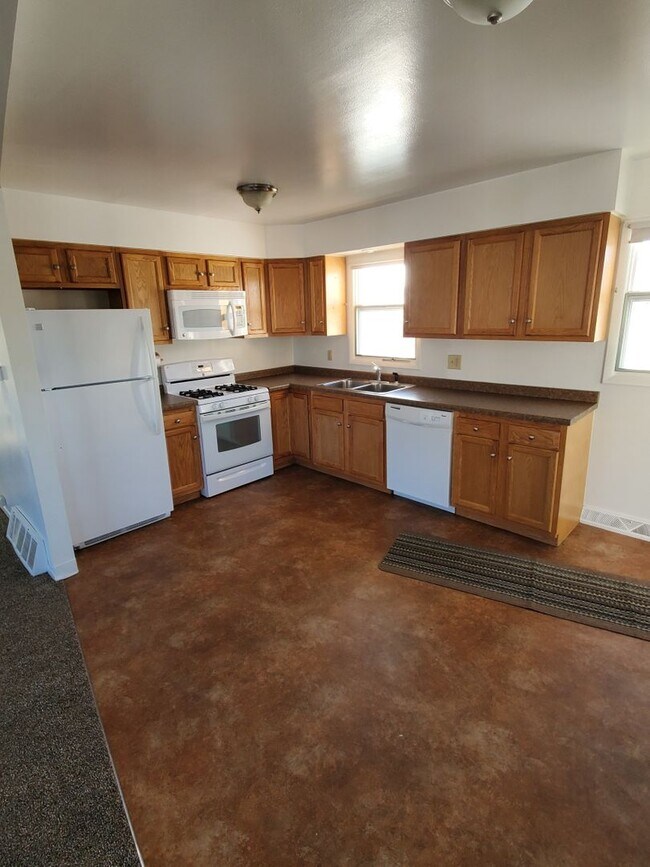 Building Photo - Great Dog Friendly 3 Bedroom House with a ...