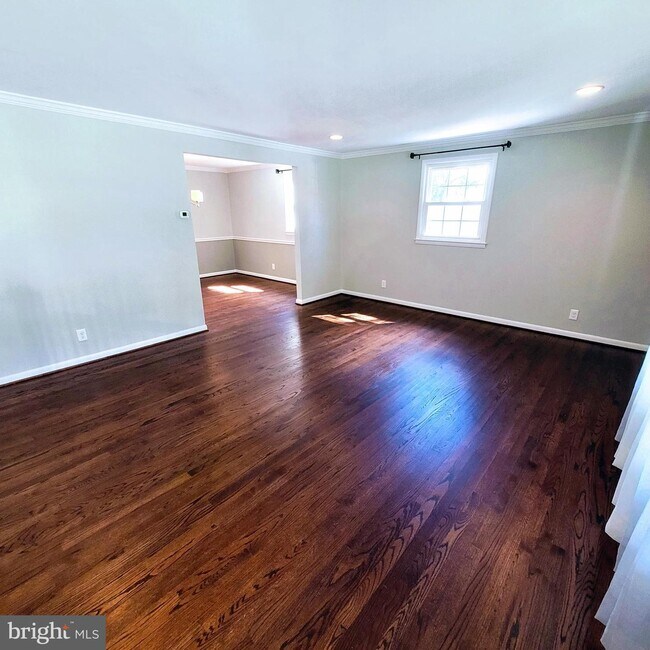 Foto del edificio - 8707 Valleyfield Rd