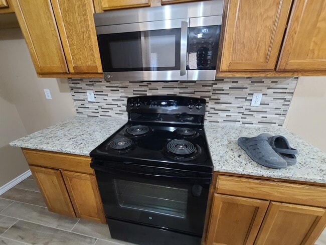 Foto del edificio - 8015 Julie Ave