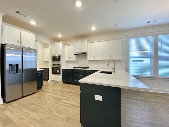 Building Photo - 647 Conifer Dr