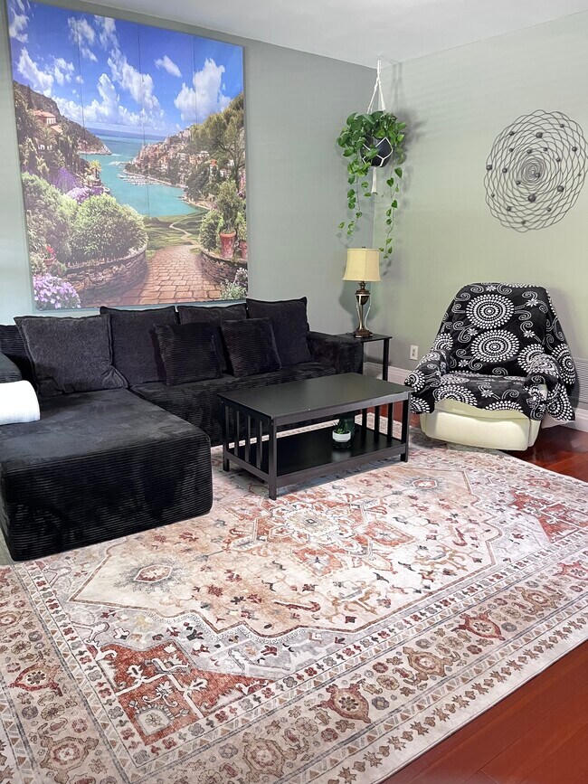 Foto del edificio - Charming 2-Bed, 2-Bath Main-Floor Home in Indianapolis