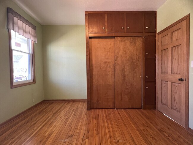 Foto del edificio - DUBUQUE:  NICE Duplex, hardwood floors, Ce...