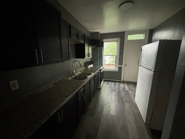 Building Photo - 2 bedroom 1 bath house for rent in Mt Wash...
