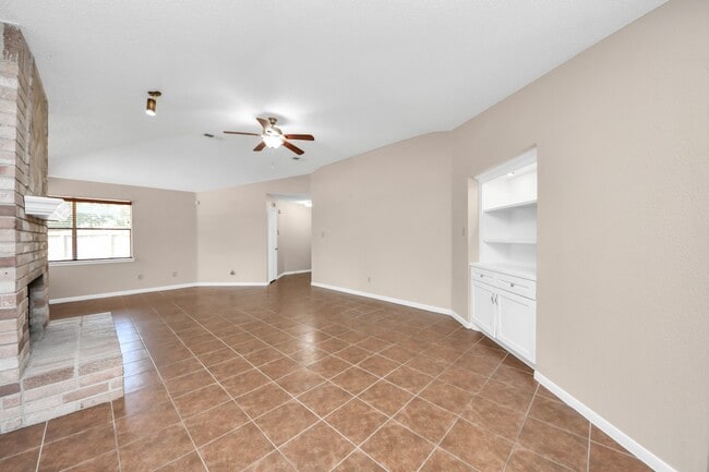 Foto del edificio - 2102 Rolling Glen Dr