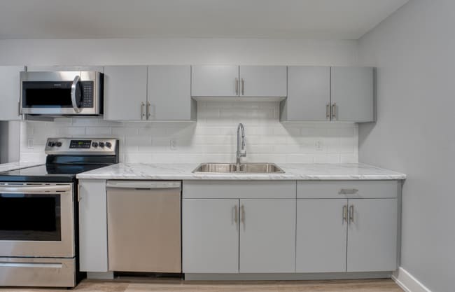 Building Photo - 2 Bed / 1 Bath Basement Unit – $2,175/mont...