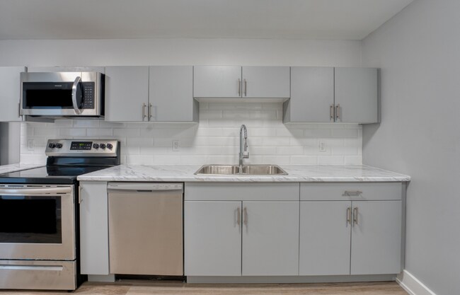 Photo du bâtiment - 2 Bed / 1 Bath Basement Unit – $2,175/mont...