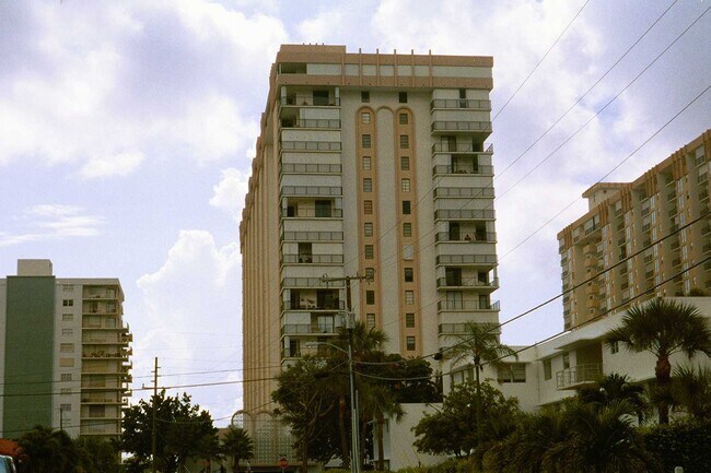 Desde el nivel de la calle - Pompano Atlantis Condominiums