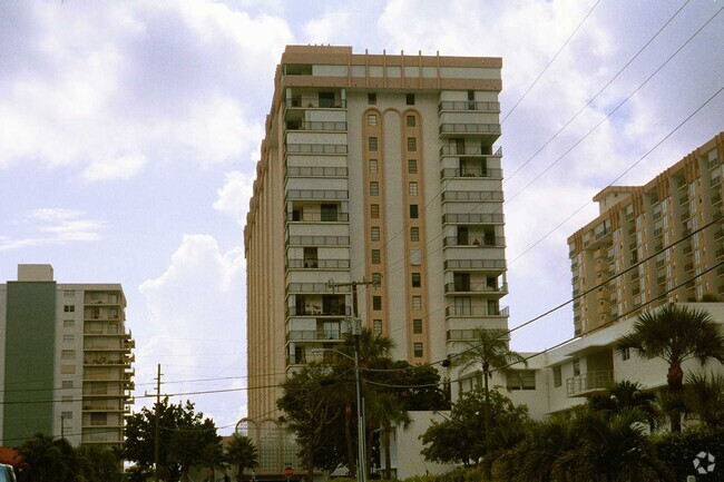 Desde el nivel de la calle - Pompano Atlantis Condominiums