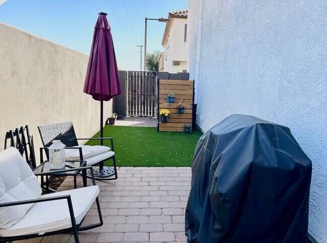 Building Photo - HIGHLY DESIRABLE FULLY FURNISHED 3 BEDROOM...