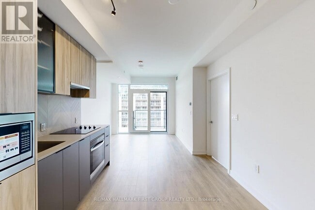 Building Photo - 1037 The Queensway