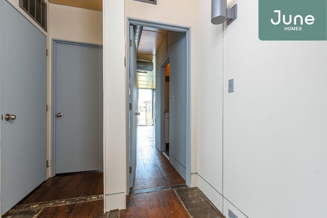 Building Photo - ROOM ONLY in 6-bed/6.0-bath Home