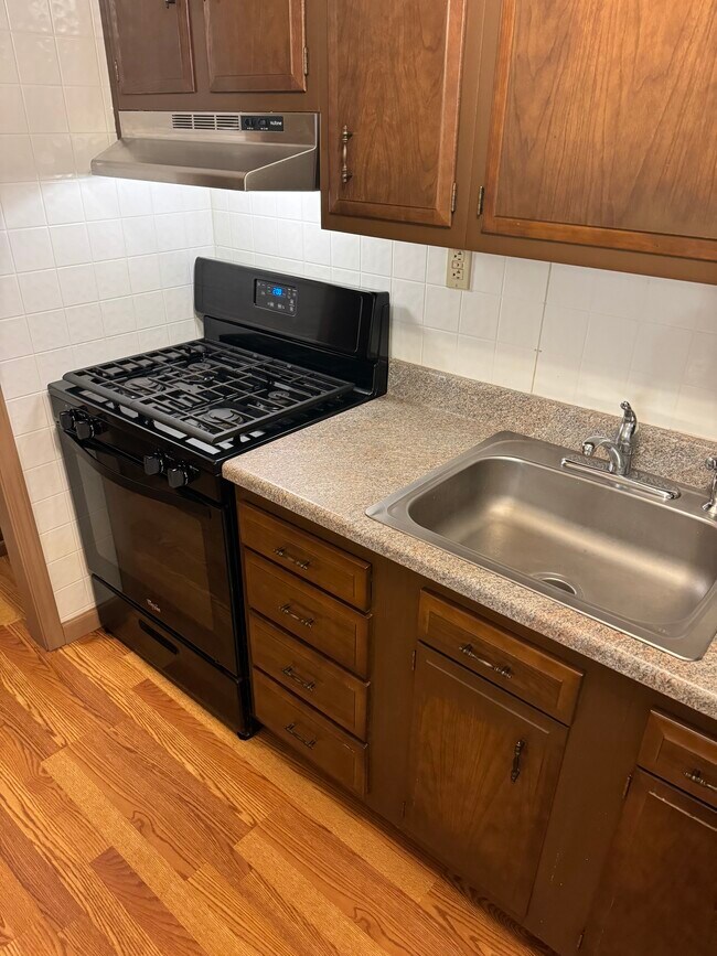 Kitchen - 420 W 2nd St