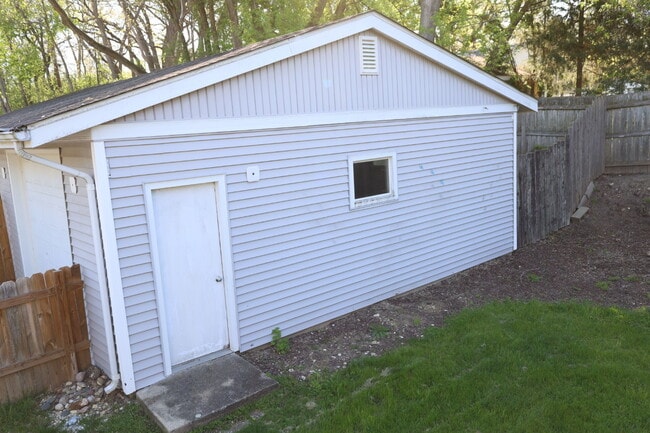 Building Photo - 5412 E Wonder Lake Rd