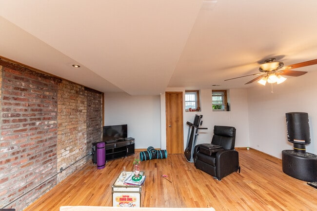 Building Photo - 1535 W Leland Ave