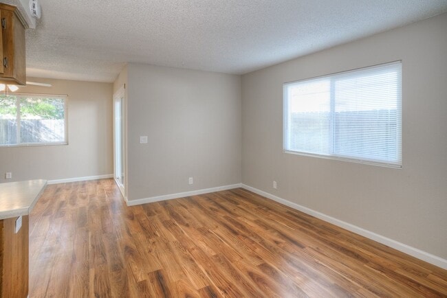 Foto del edificio - Greenwood Estates has an Excellent 2 Bedroom, 1.5 Bath Townhouse with a Backyard and Garage!