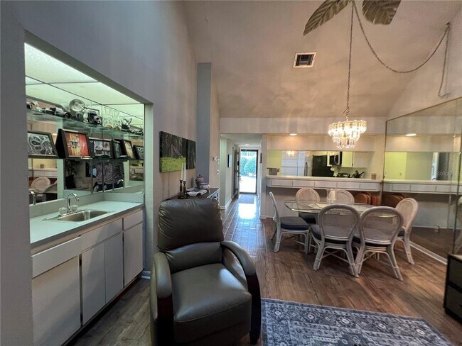 Foto del edificio - 9303 Golf View Dr