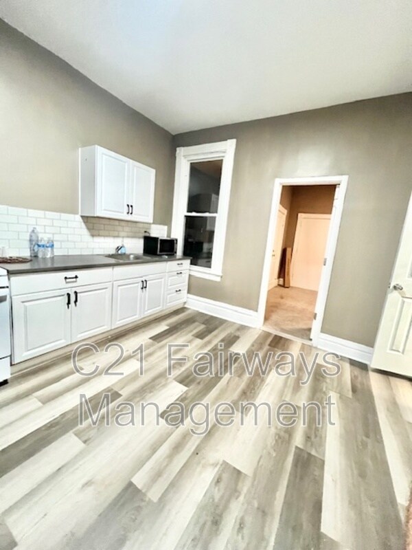 Photo - 628 Greenfield Ave Apartment