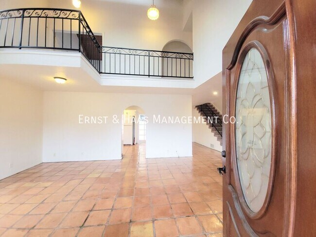 Building Photo - Rare and Unique 5 Bedroom 4 Bath Home in P...